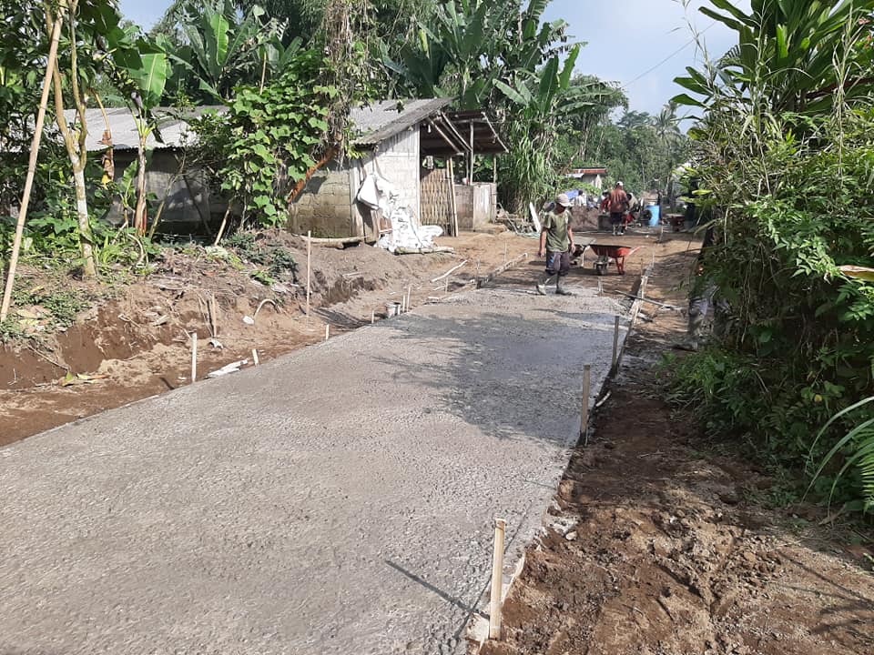 Proses Pembangunan Jalan Rabat Beton di Banjar Djnas Tiga Kawan